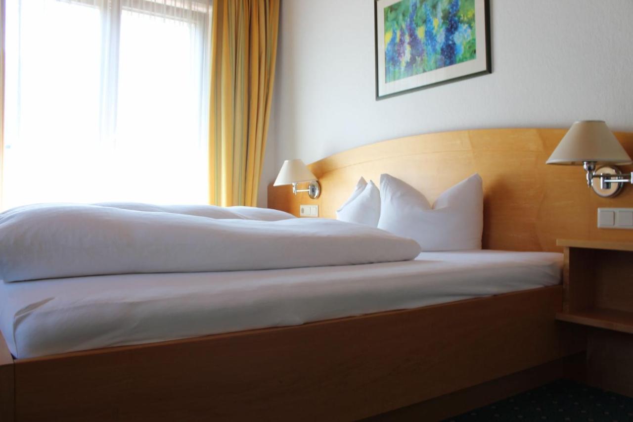 Wanderhotel Garni Cresta Schruns ภายนอก รูปภาพ