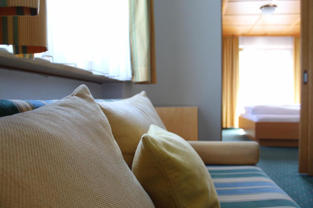 Wanderhotel Garni Cresta Schruns ภายนอก รูปภาพ