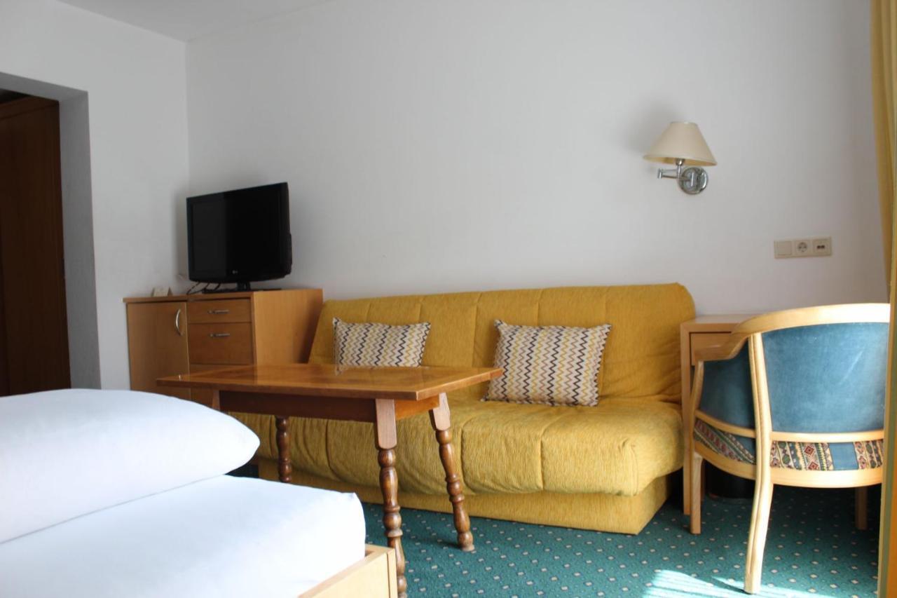 Wanderhotel Garni Cresta Schruns ภายนอก รูปภาพ