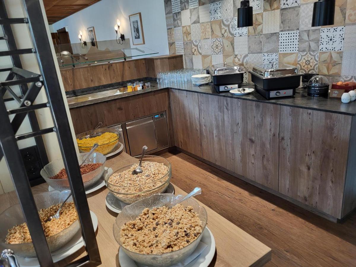 Wanderhotel Garni Cresta Schruns ภายนอก รูปภาพ