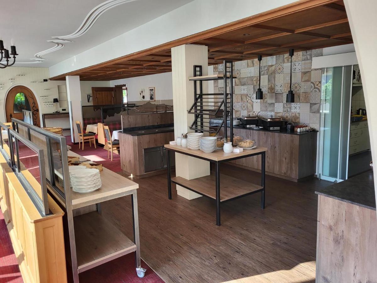 Wanderhotel Garni Cresta Schruns ภายนอก รูปภาพ